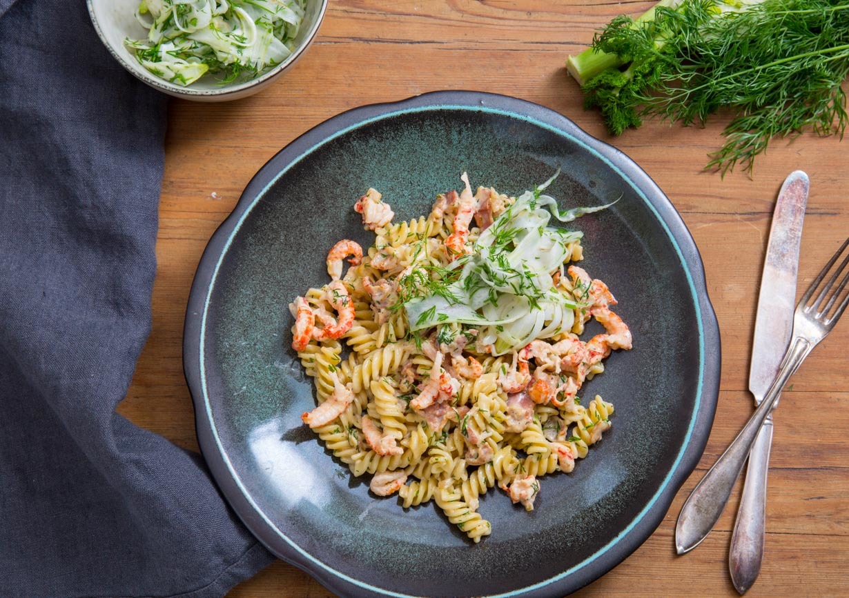 Pasta med kräftstjärtar, gurk- och fänkålssallad med dill - City Gross